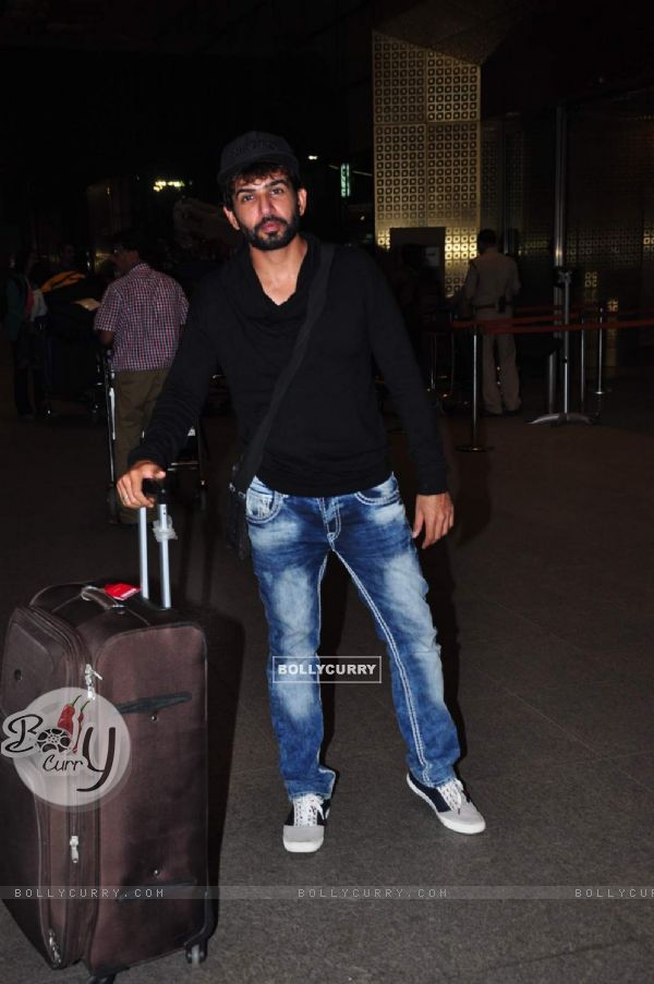 Jay Bhanushali Snapped at Airport