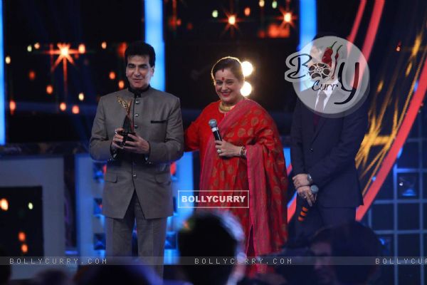 Jeetendra and Tusshar Kapoor at Guild Awards 2015 - Performances