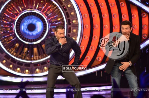Sunny Deol and Salman Shakes a leg on 'Pandeyji Seeti' During Promotions of Ghayal Once Again on BB9 (390048)