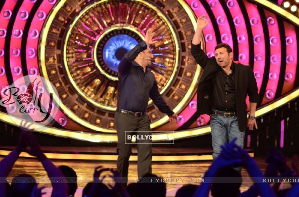 Sunny Deol and Salman Shakes a leg on 'Main Nikla' During Promotions of Ghayal Once Again on BB9 (390049)