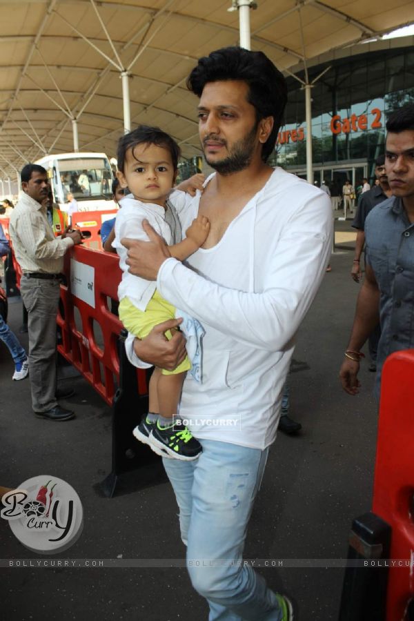 Riaan Deshmukh Gave a quick pose with Daddy Ritesh at Airport