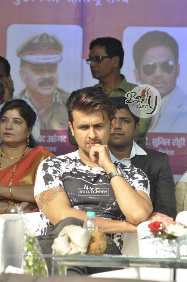 Sonu Niigam was at Versova Fest