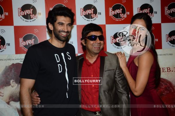 Aditya Roy Kapur and Katrina Kaif pose with Anurag Pandey at the Promotions of Fitoor on Fever FM (390638)