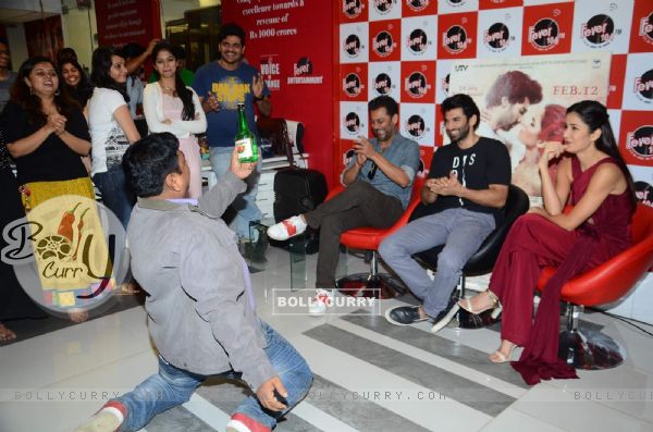 Fan performs for Kat and Adi at the Promotions of Fitoor on Fever FM