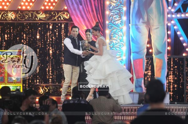 Deepika Padukone receiving her Award at the 22nd Annual Star Screen Awards