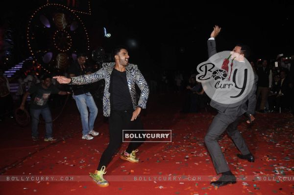 Ranveer Singh and Akshay Kumar shake a leg at the 22nd Annual Star Screen Awards