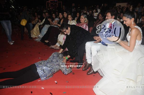 Ranveer Singh taking Amitabh Bachchan's blessings at the 22nd Annual Star Screen Awards