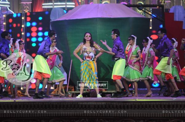 Sonakshi Sinha's performance at the 22nd Annual Star Screen Awards