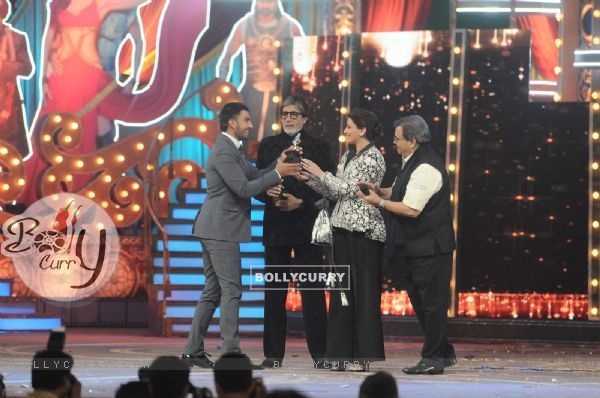 Ranveer Singh receiving his Award at the Annual Star Screen Awards