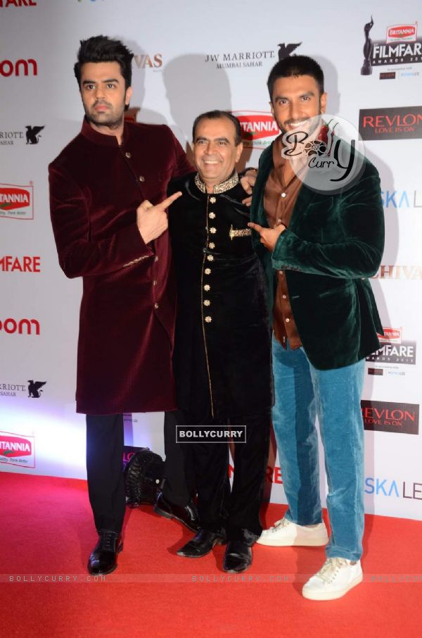 Manish Paul and Ranveer Singh at Filmfare Awards - Red Carpet