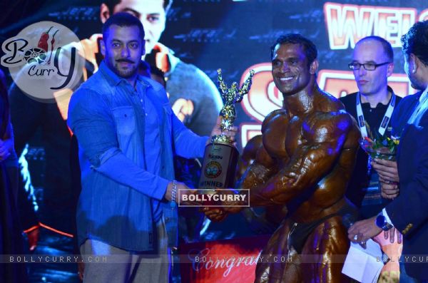 Salman Khan Presents Award to the Winner at Fitness Expo