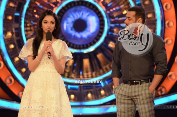 Divya Khosla Speaks about her film Sanam Re During Promotions on Bigg Boss 9 (391030)