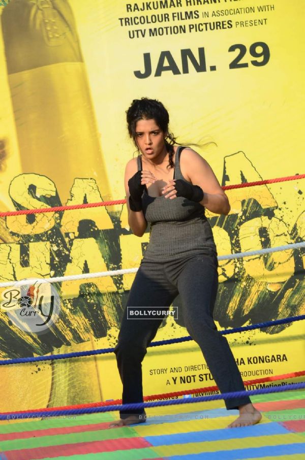 Ritika Singh Shows Some Boxing Moves at Promotional Event of 'Saala Khadoos' (391110)