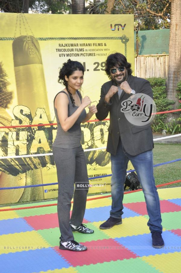 R. Madhavan and Ritika Singh at Promotions of 'Saala Khadoos'
