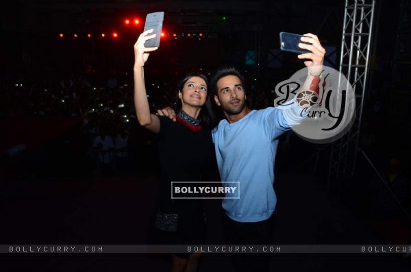 Pulkit Samrat and Divya Khosla Clicks Selfie at College Fest for Promotions of Sanam Teri Kasam (391388)