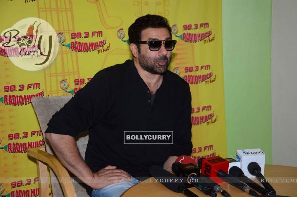Sunny Deol Goes Live on Radio Mirchi for Promotions of Ghayal Once Again (391398)