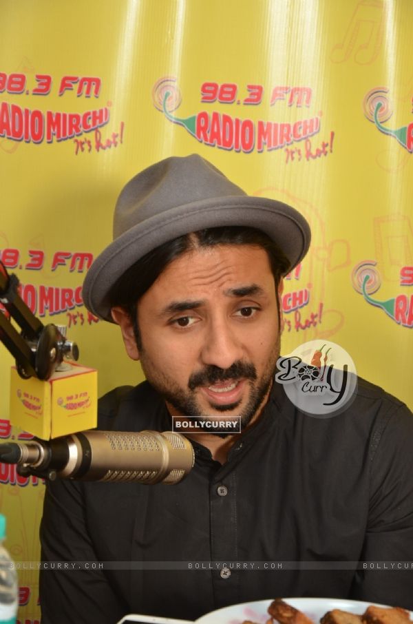 Vir Das Goes Live on Radio Mirchi for Promotions of Mastizaade (391435)