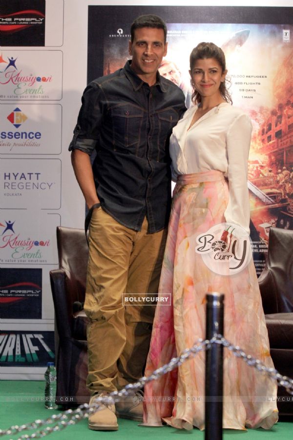 Akshay Kumar and Nimrat Kaur pose for the media at the Promotions of Airlift (391522)