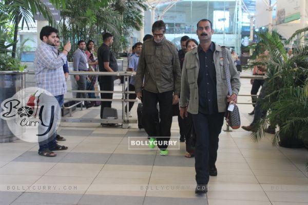 Megastar Amitabh Bachchan Snapped at Airport