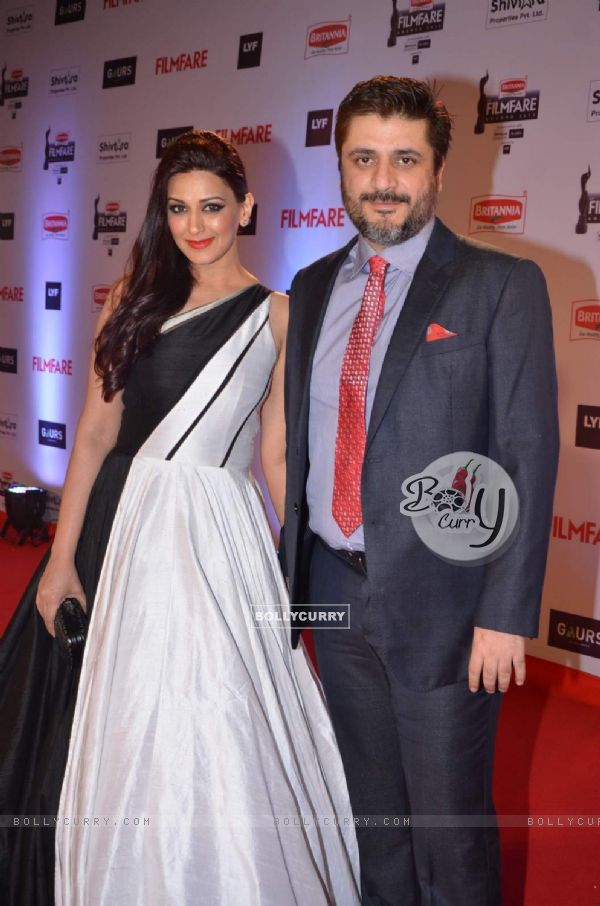 Sonali Bendre and Goldie Behl at Filmfare Awards 2016