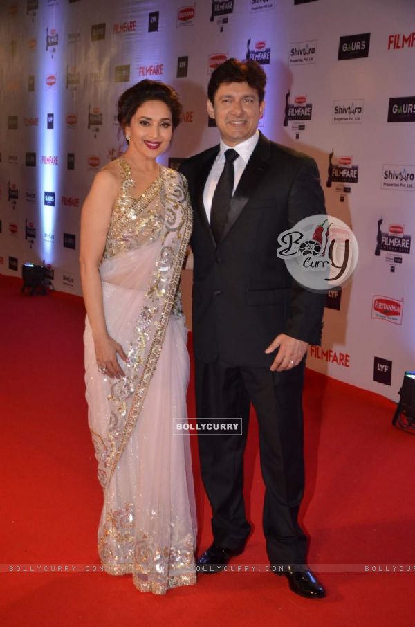 Madhuri Dixit with Her Husband at Filmfare Awards 2016