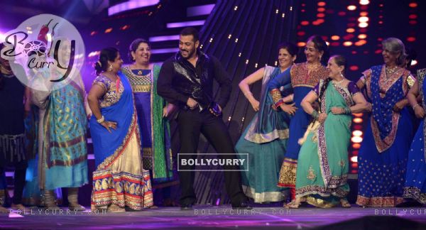 Salman Khan performing at Filmfare Awards 2016