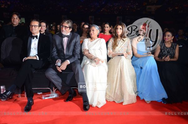 Amitabh Bachchan, Jaya Bachchan and Kriti Sanon at Filmfare Awards 2016