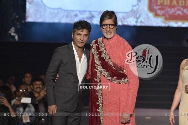 Amitabh Bachchan Turns Showstopper for Vikram Phadnis' 25th anniversary Fashion Show