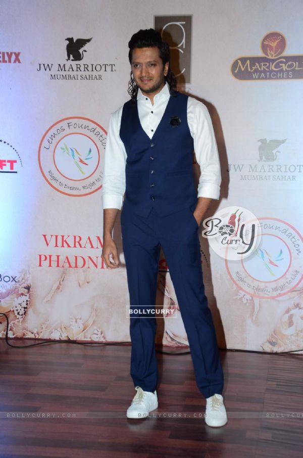 Riteish Deshmukh in his New Long Hair Look at Vikram Phadnis' 25th Anniversary Celebration