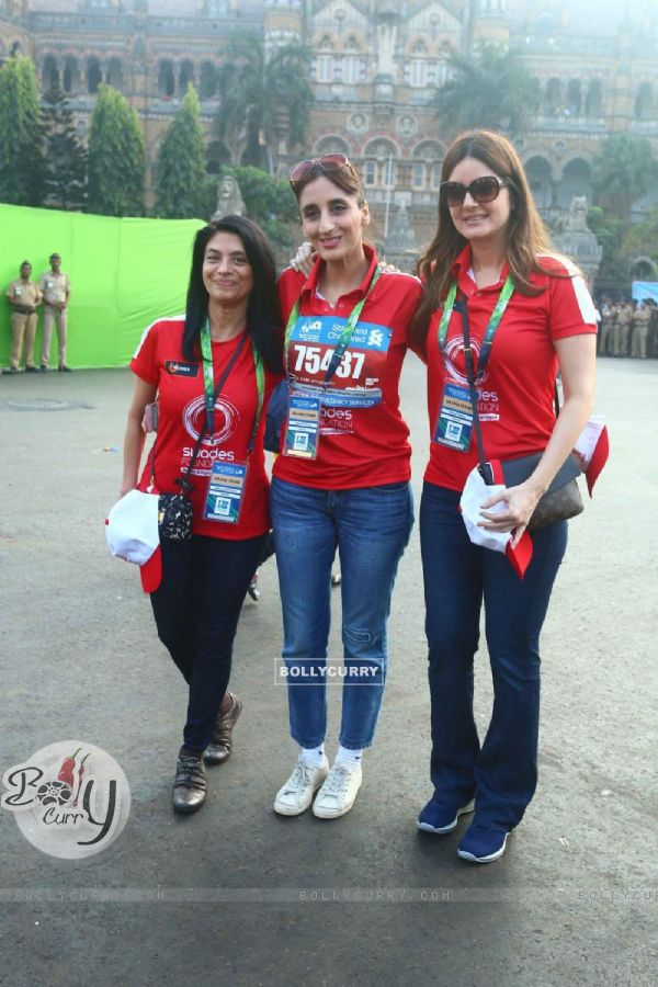Farah Khan Ali and Zarina Mehta at Mumbai Marathon