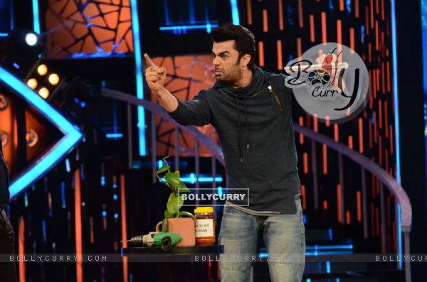Manish Paul Promotes 'Tere Bin Laden : Dead or Alive' on the sets of Bigg Boss 9