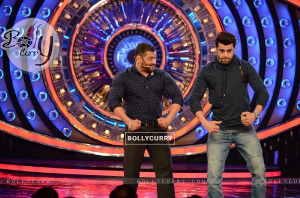 Manish Paul and Salman Khan Promotes 'Tere Bin Laden : Dead or Alive' on the sets of Bigg Boss 9