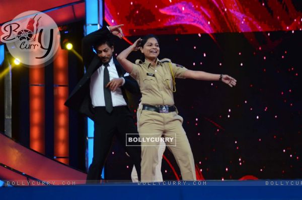 SRK Shakes a Leg with a Lady Police Officer at Umang Police Show 2016