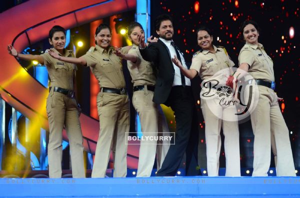 Shah Rukh Khan Shakes a Leg With Lady Officers at Umang Police Show 2016