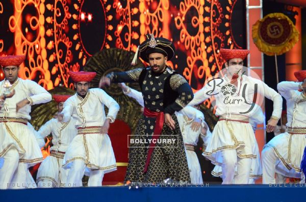 Ranveer Singh Performs at Umang Police Show 2016