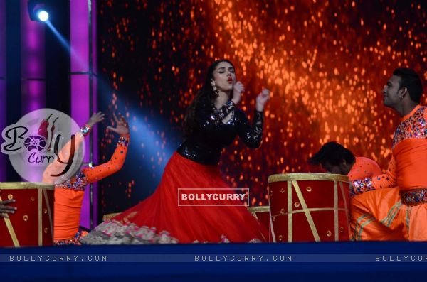 'Beauty' Aditi Rao Hydari Performs at Umang Police Show 2016