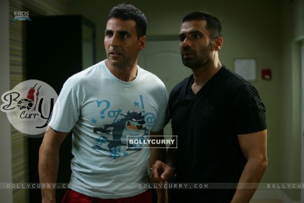 Akshay Kumar and Sunil Shetty looking shocked (39245)