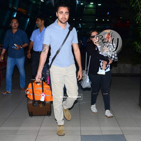 Imran Khan Snapped with wife Avantika and daughter Imara at Airport