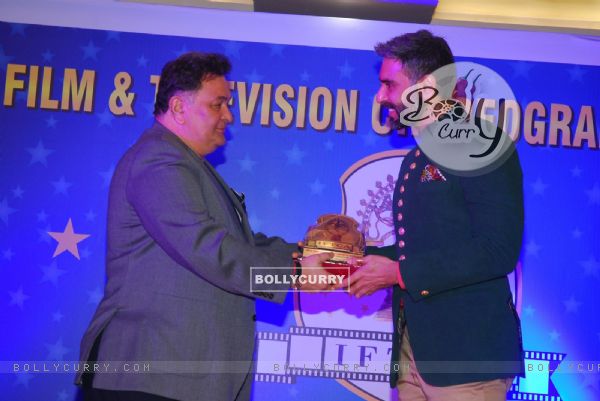 Rishi Kapoor presents an award to Sandip Soparrkar for inspiring the youth
