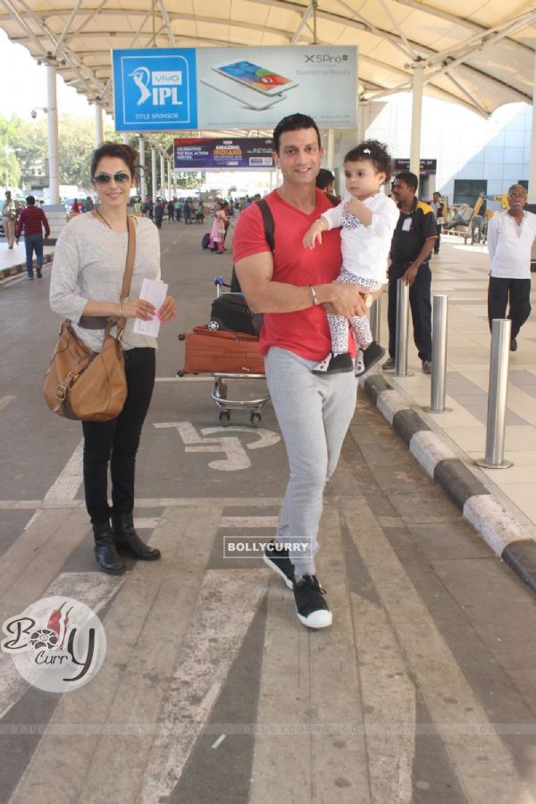 Isha Koppikar Snapped at Airport
