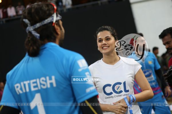 Taapsee Pannu Snapped at CCL Match in Banglore Supporting 'Mumbai Heroes' Team