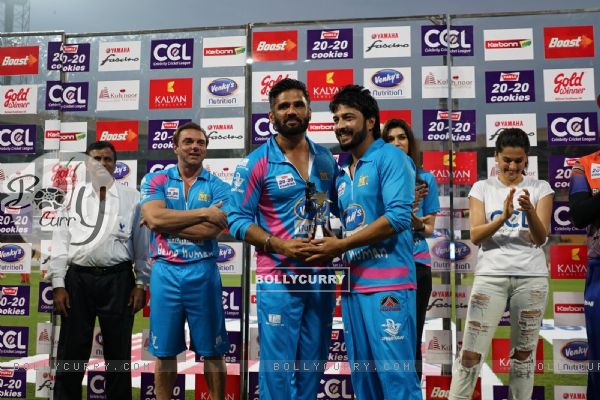 Suniel Shetty gives away trophy to the player at CCL Match in Banglore