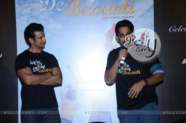 Siddharth and Sharman Joshi at Reunion of 'Rang De Basanti Team' for 10years Celebrations (393325)