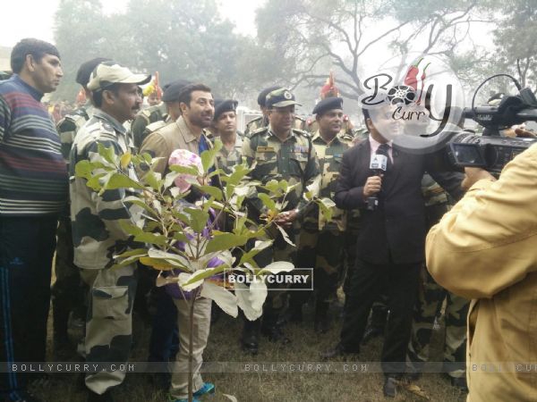 Sunny Deol Meets Delhi BSF Camp for Promotion of Ghayal Once Again (393486)