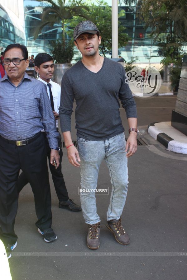 Sonu Nigam Snapped at Airport