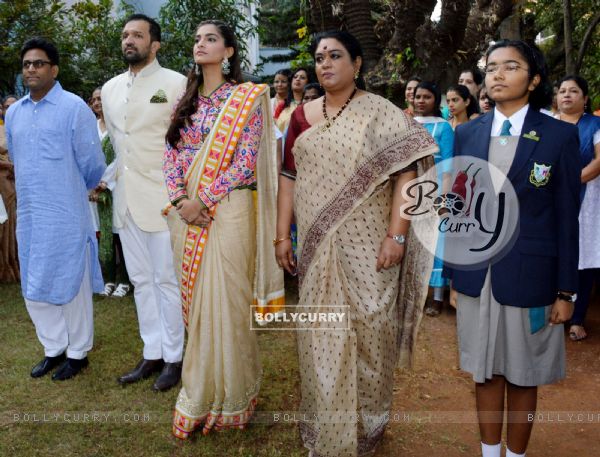 Sonam Kapoor Visits Neerja Bhanot's School on Republic Day (393587)