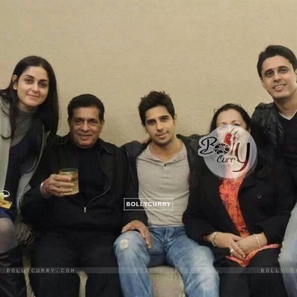 Sidharth Malhotra With His Family - He wants his family to visit him often