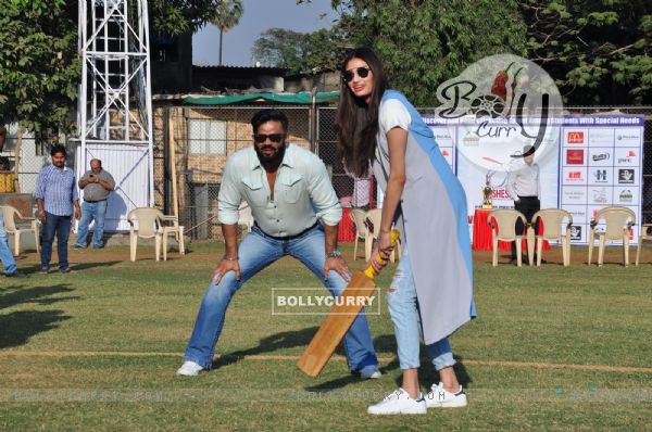 Athiya Shetty Bats at Pitch Blue's Vishesh Cup with Suniel Shetty as Wicket Keeper