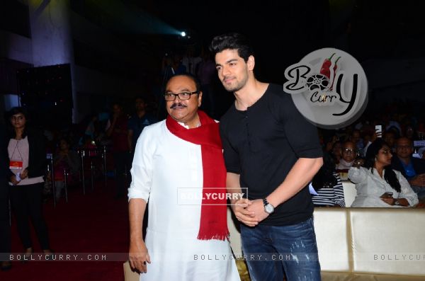 Sooraj Pancholi with Ex Minister Chagan Bhujbal at MET Utsav