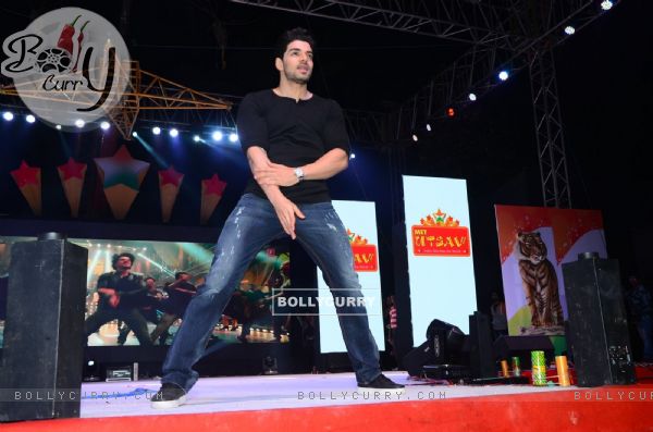 Sooraj Pancholi Performs on 'Dance Ke Legend' at MET Utsav